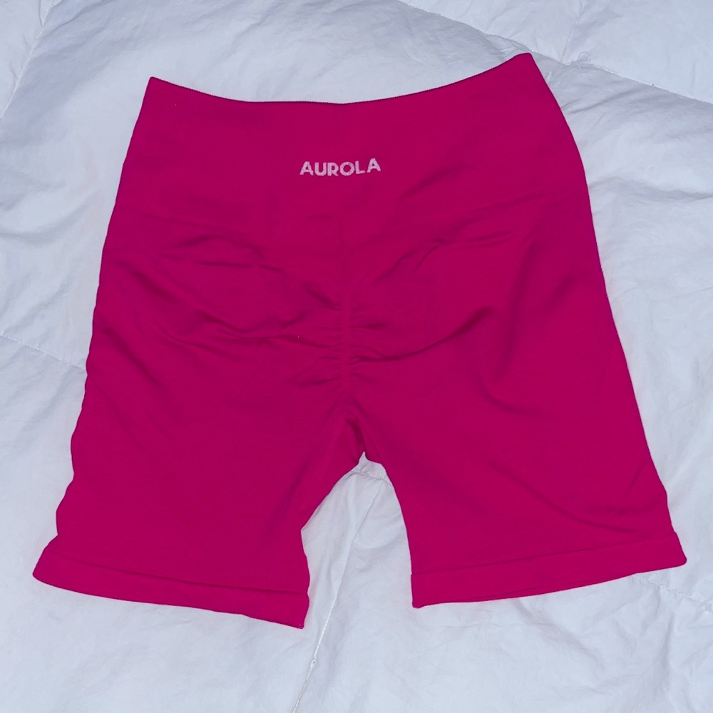 Seamless INTENSIFY shorts with butt scrunch.